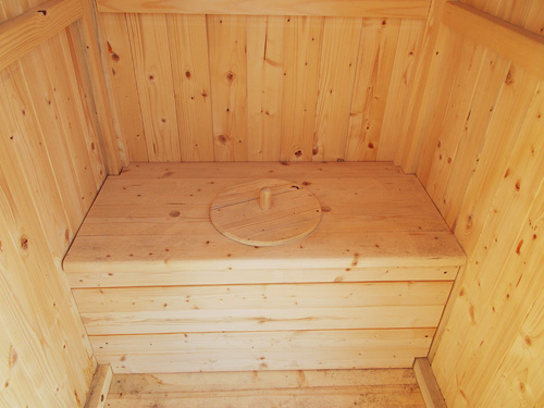Dřevěný zahradní suchý záchod